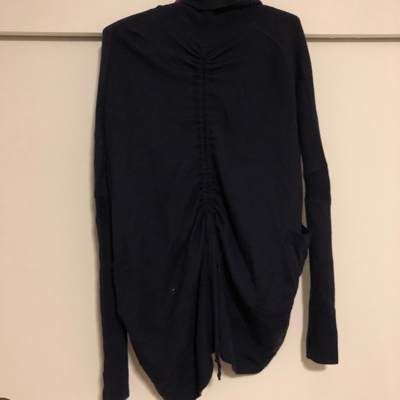 Lululemon Inkwell Transformation Wrap (reversible) - Picture 4 of 6